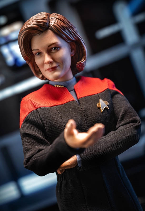 Captain Kathryn Janeway - Star Trek: Voyager - EXO-6 1/6 Scale Figure